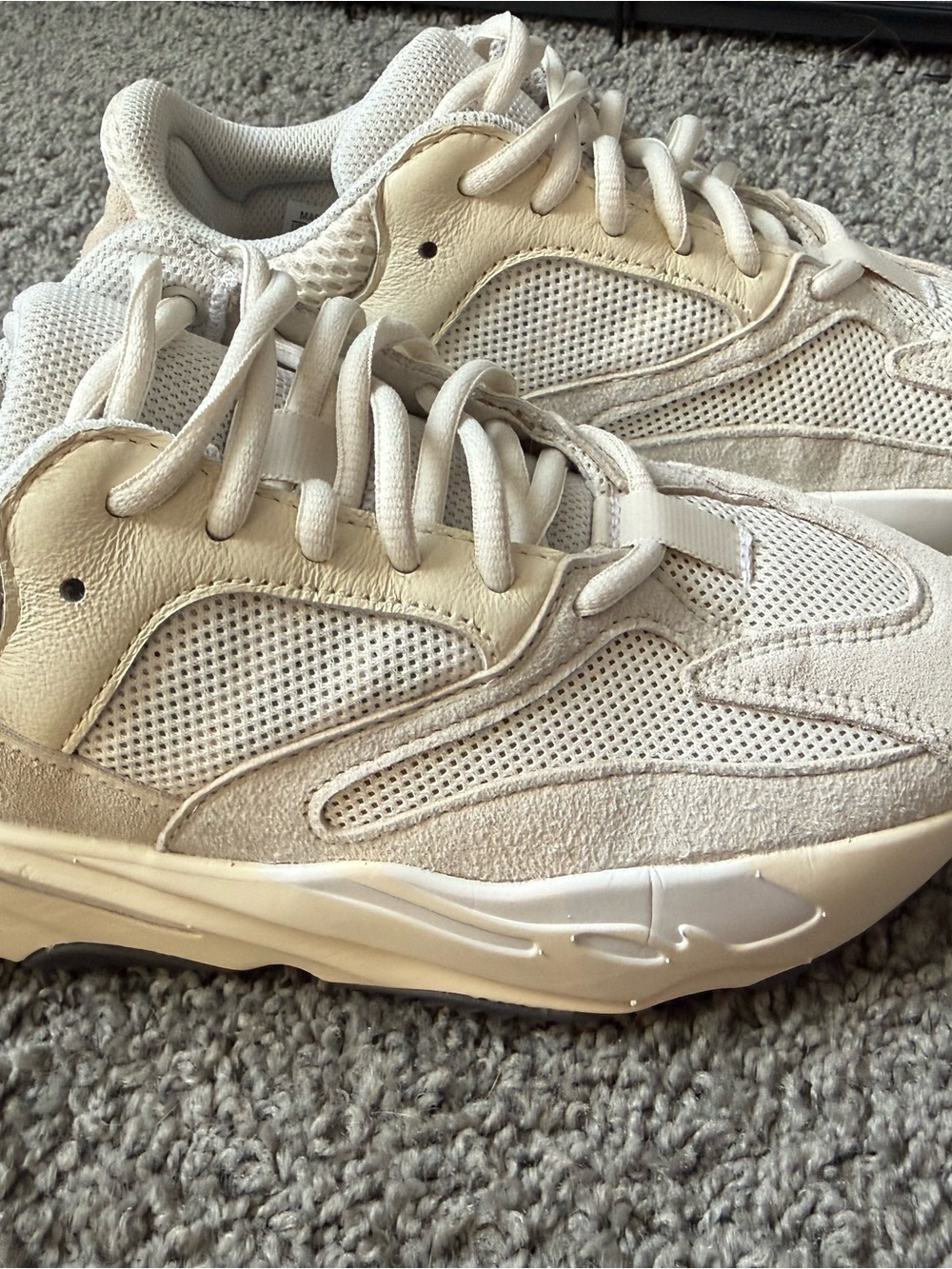 Yeezy’s creme/white sneakers